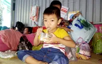 Đứa bé đói khát vạ vật theo mẹ chăm cha bị bỏng điện