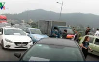 Hàng trăm ô tô dàn hàng phản đối trạm thu phí BOT cầu Bến Thủy