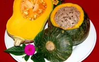 Thưởng thức món canh bí đỏ nhồi thịt thanh mát