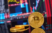 Bitcoin tiếp tục lao dốc, chạm mốc thấp nhất trong năm
