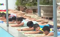 Bình Định: Nhiều gia đình đưa con đi học bơi phòng tránh đuối nước