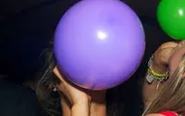 Cảnh báo nguy cơ đột quỵ tim vì hít “bóng cười”