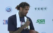 Cầu thủ bóng rổ Willie Cauley-Stein giao lưu với trẻ em Việt Nam