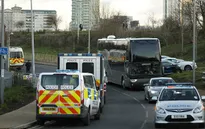 Xe bus của Manchester United được cảnh sát hộ tống tới SVĐ London