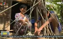 Cuộc sống bữa no bữa đói của cháu nhỏ, bà già yếu