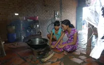 Cha bỏ đi biệt tích, mẹ bệnh triền miên, 2 nữ sinh đứng trước nguy cơ thất học