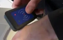 Kết nối với thế giới thông qua chip cấy trên cánh tay