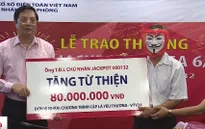 Khách hàng trúng xổ số ủng hộ chương trình "Cặp lá yêu thương"