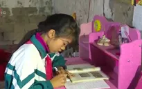 Cô học trò nhỏ vắng tình thương của mẹ
