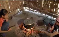 Cô bé mới 14 tuổi đã phải cáng đáng mọi việc trong gia đình