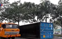 Xe container lật nhào dưới chân cầu Phú Mỹ, TP.HCM