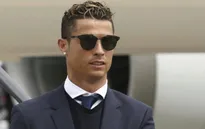 Tránh phóng viên, Ronaldo lặng lẽ rời tòa