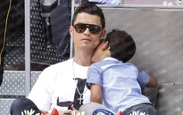 Bồ Đào Nha hết cửa vô địch, Ronaldo mừng vì được lần đầu gặp cặp song sinh