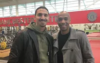 Huyền thoại Arsenal bất ngờ ghé thăm đại bản doanh của Man Utd
