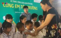 "Cùng em tới trường" tặng 400 suất quà cho học sinh 2 tỉnh Nghệ An, Hà Tĩnh