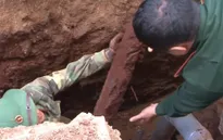 Đăk Lăk: Xử lý an toàn 2 hố bom trong khu dân cư
