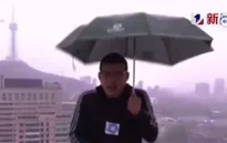 Đang dẫn chương trình, 1 biên tập viên Trung Quốc bị sét đánh