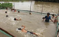 Bà giáo dạy bơi 60 tuổi ở Đồng Tháp được tôn vinh là phụ nữ tiêu biểu toàn cầu