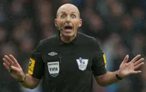Trọng tài tai tiếng Mike Dean bị đẩy xuống giải hạng hai