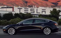 Elon Musk khoe ảnh Tesla Model 3 phiên bản sản xuất