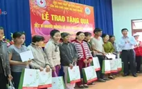 Đồng chí Võ Văn Thưởng tặng quà Tết cho đồng bào nghèo ở Quảng Ngãi