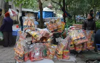 Người dân tấp nập mua sắm chuẩn bị lễ cúng ông Công ông Táo