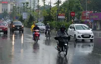 Cơn mưa "vàng" đánh tan nắng nóng như thiêu đốt tại Hà Nội