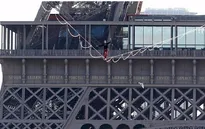 “Thót tim” với màn đu dây qua tháp Eiffel