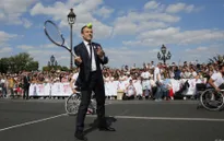 Tổng thống Pháp Emmanuel Macron chơi quần vợt, vận động đăng cai Olympic 2024