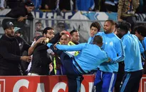 Tung cước vào mặt CĐV, Patrice Evra nhận ngay thẻ đỏ khi chưa ra sân