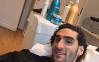 Vì mái tóc xù, Fellaini xây hẳn salon tại gia