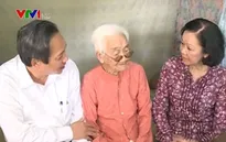 Đồng chí Trương Thị Mai thăm gia đình chính sách, người có công nhân ngày 27/7