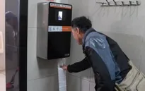 Lắp đặt máy nhận dạng khuôn mặt chống trộm giấy vệ sinh