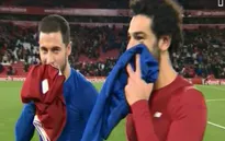 Hậu đại chiến, Hazard, M.Salah cởi áo trao nhau