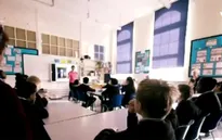 Trường học dạy dấu hiệu nhận biết hoạt động buôn người tại Anh