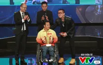Tuấn Hưng xúc động trước tấm gương vượt khó của nhà vô địch Paralympic Lê Văn Công
