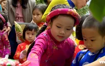 Các em nhỏ hào hứng tham gia Hội chợ từ thiện hỗ trợ mổ tim cho trẻ em nghèo