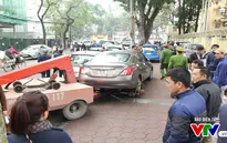 Hà Nội: Nhiều ô tô lấn chiếm vỉa hè bị xử lý