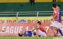 Giải VĐQG V.League 2017: Phạm lỗi thô bạo với Mạc Hồng Quân, Đình Trọng bị VFF phạt nặng