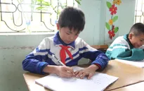 Cảm phục tinh thần hiếu học của cậu bé mồ côi Bắc Giang