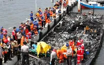 Indonesia bắt thuyền trưởng bỏ khách trên tàu cháy