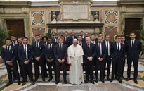 Giáo hoàng Francis gặp gỡ các cầu thủ Juventus và Lazio trước chung kết cúp quốc gia Italia