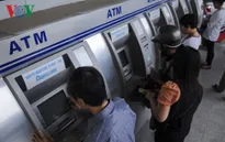 ATM, phòng giao dịch ngân hàng vẫn quá tải ngày cận Tết