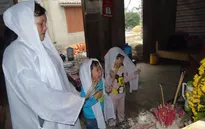 Bố mất, mẹ bệnh nặng, những đứa trẻ thơ mịt mờ tương lai