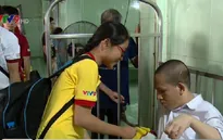 Mang Tết đến gần hơn với trẻ em khuyết tật