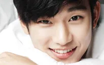 Kim Soo Hyun tặng kẹo ngọt cho fan dịp Valentine trắng