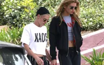 Kristen Stewart tay nắm tay với tình mới trên phố
