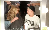 Kristen Stewart cổ vũ người tình tới tận phòng trang điểm