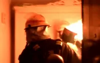 Trung Quốc: Lính cứu hỏa ôm bình gas đang cháy lao khỏi tòa nhà