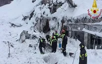 Tìm thấy 8 người sống sót trong vụ lở tuyết ở Italy